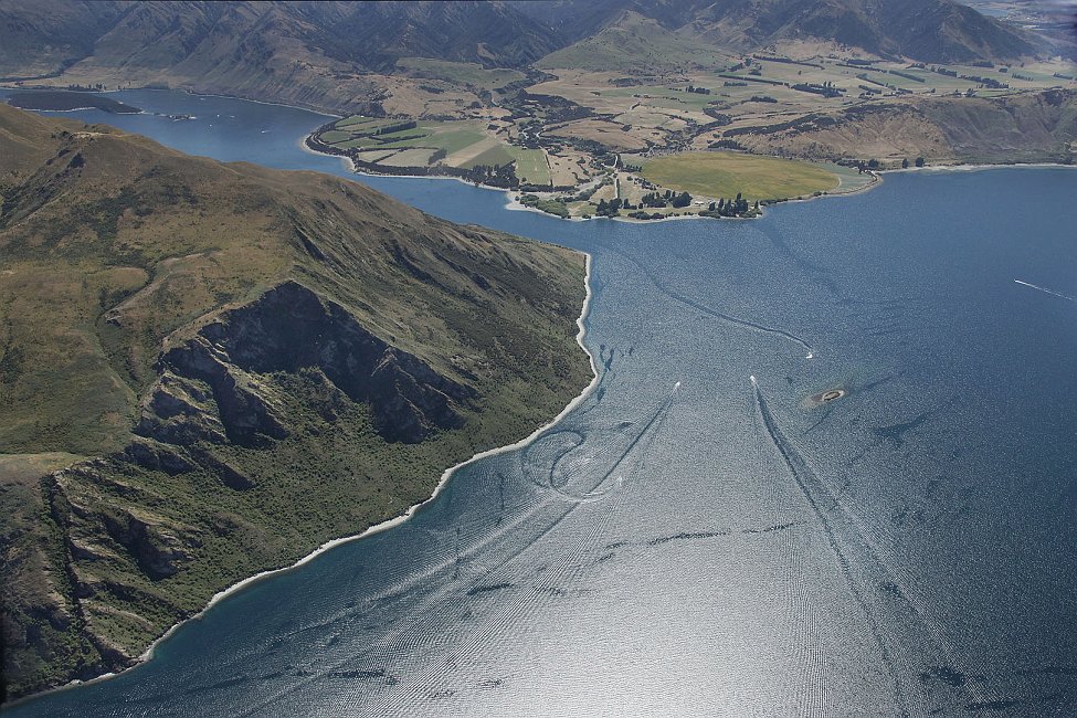 nz12-01-24_065.jpg - à gauche  la Peninsula et, au-dessus, le bras de lac de Stevensons Arm Queenstown District Wanaka