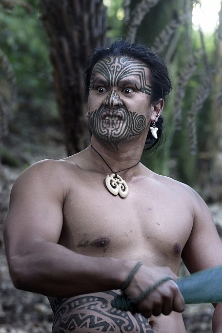 nz12-02-07_265.jpg - la soirée traditionnelle de Hangi est précédée d'un spectacle où l'on peut admirer les grimaces et les tatouages guerriers Rotorua District Mitai Village Maori