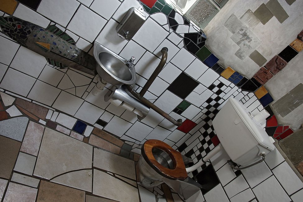 nz12-02-16_017.jpg - les toilettes vues par Hundertwasser, un artiste allemand qui s'était retiré ici Far North District Kawakawa