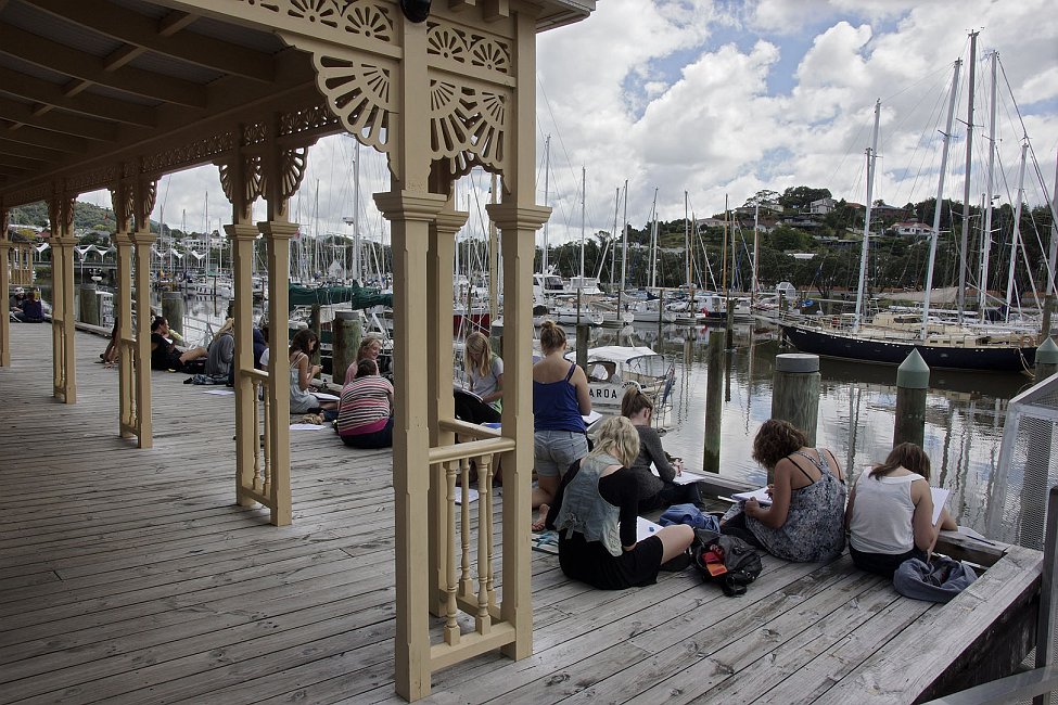 nz12-02-16_025.jpg - une classe de dessin s'exerce devant la marina Whangarei District Whangarei