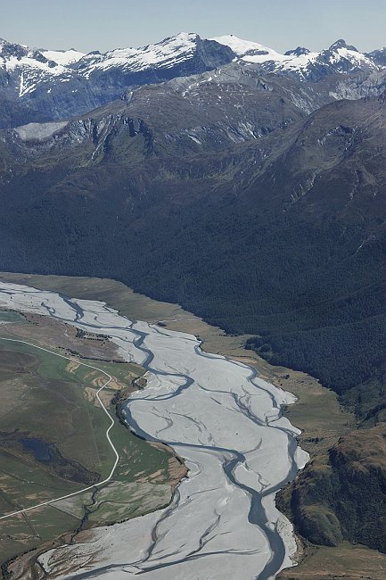 nz12-01-24_074.jpg - la Wilkin River qui longe le massif du Mont Aspiring avant d'alimenter le lac Wanaka Queenstown District parc du Mont Aspiring