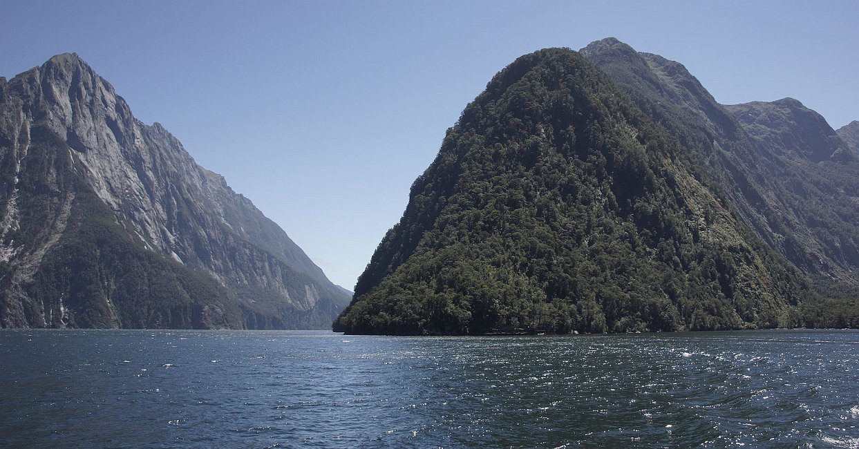 nz12-01-24_238-p.jpg - Southland Milford Sound