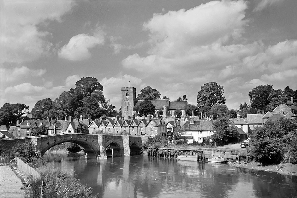 ang1965-08_02_Aylesford-bridge-Kent.jpg - photo prise en Angleterre (Aylesford) en 1965 L'appareil est un simple Agfa Clack le 6x9 de mon enfance offert en 1955