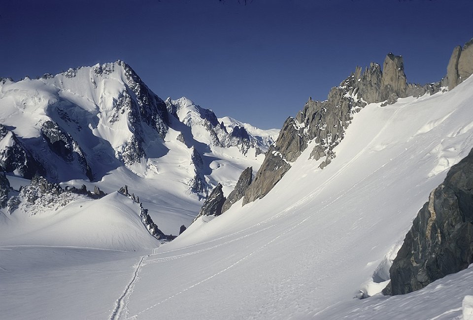 fra1970-08_10_Le-Chardonnet-et-l'Aiguille-Verte.jpg - Le Chardonnet et l'Aiguille Verte, massif du Mont-Blanc, 1969 L'appareil est mon Zeiss WERRA I équipé d'un Tessar 2.8/50 sans cellule de mesure d'exposition